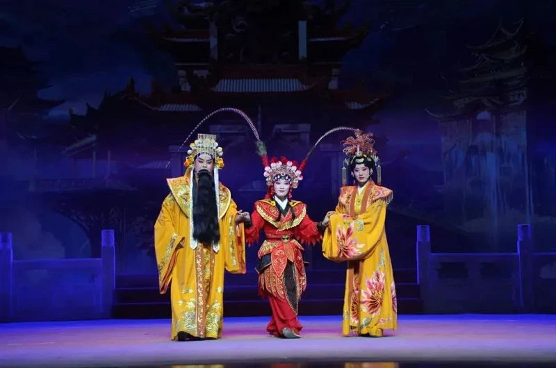 DLW Illuminates the Opera3 DLW Illuminates the Opera3